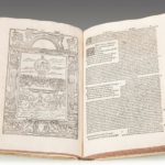 un libro con un testo antico